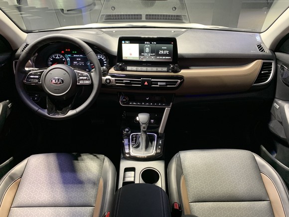 셀토스의 내장은 '절제된 젊은 고급스러움'을 구현해낸 것이 특징이다. = 노병우 기자