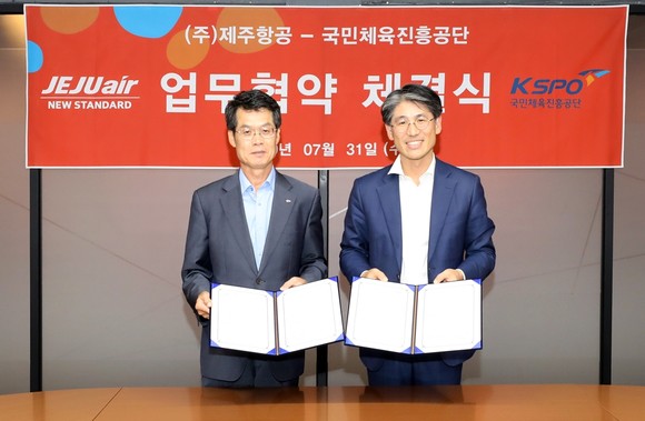 제주항공 김재천 경영본부장(오른쪽)과 국민체육진흥공단 김갑수 전무이사(왼쪽) 등이 참석한 가운데 체력검정에 관한 업무협약을 체결했다. ⓒ 제주항공