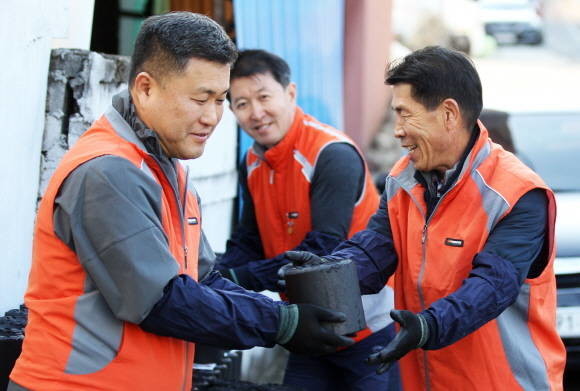 한국타이어는 신입사원 연수 프로그램으로 연탄 나르기 봉사를 진행하고 있다. ⓒ 한국타이어