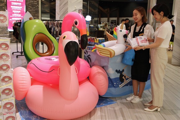 신세계 센텀시티몰 지하 2층 '반디앤루니스' 행사장에서 고객이 물놀이 용품을 고르고 있다. ⓒ 신세계 센텀시티