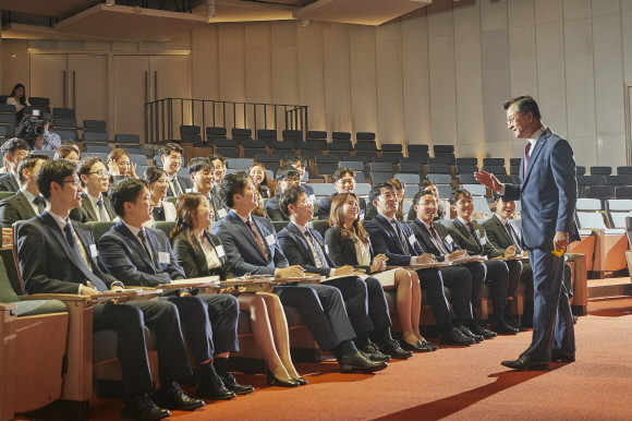 한화생명 여승주 사장이 지난 1일 한화생명 라이프 파크에서 2019년 상반기 신입사원을 대상으로 '공감 with CEO 토크 콘서트'를 진행하고 있다. 이 자리에서 여승주 사장은 신입사원들에게 발상의 전환, 변화와 혁신으로 거듭나기를 주문했다. ⓒ 한화생명