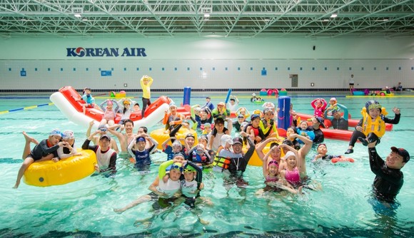 지난 3일 행사에 참여한 직원 가족들이 물놀이를 즐기는 모습. ⓒ 대한항공
