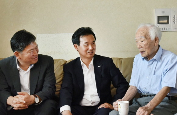 5일 윤열현 교보생명 사장(가운데)과 오진영 서울지방보훈청장(왼쪽)이 조영진 한국독립유공자협회장의 서울 마포구 자택을 방문해 감사의 마음을 전하고 환담을 나누고 있다. ⓒ 교보생명
