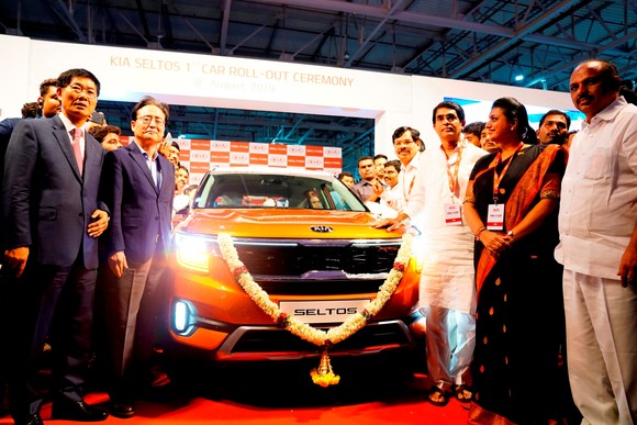 기아차 인도공장이 글로벌 소형 SUV 셀토스의 생산을 시작하며, 본격 가동에 들어갔다. 사진 왼쪽부터 심국현 기아차 인도법인장, 신봉길 주인도대사다. ⓒ 기아자동차