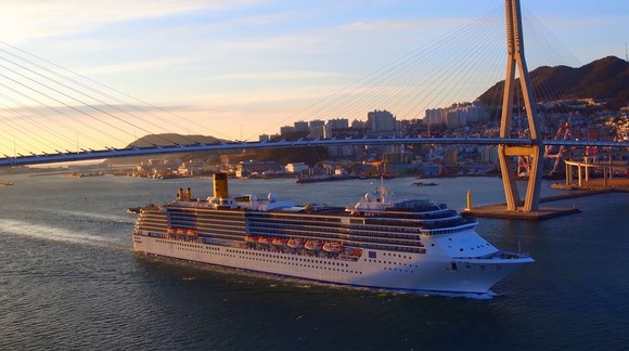 외국에서 출발한 대형크루즈선이 부산항으로 입항하고 있다. ⓒ 부산관광공사