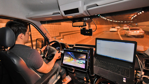 현대모비스 연구원이 영상인식 알고리즘을 국내 최초로 국산화 적용한 독자 센서를 상용 테스트카에서 시험하고 있는 모습. ⓒ 현대모비스