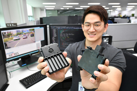 현대모비스가 독자개발한 상용차용 센서(왼쪽이 카메라, 오른쪽이 레이더). ⓒ 현대모비스