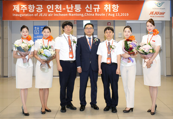 인천국제공항에서 진행된 제주항공 인천~난퉁 노선 신규 취항식에서 제주항공 이상훈 인천지점장과 승무원들이 기념촬영을 하고 있는 모습. ⓒ 제주항공