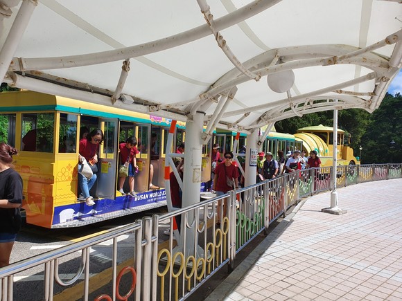 신나는 여름방학 캠프에 참가한 아이들이 부산 태종대 다누비열차를 타고 있다. ⓒ 부산항만공사