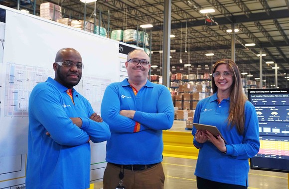 CJ대한통운의 미국 뉴패밀리사인 DSC로지스틱스 직원들이 물류센터 안에서 포즈를 취하고 있다. ⓒ CJ대한통운