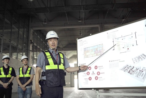 서울 강서구 김포공항 화물청사 내 현장에서 티웨이항공 경영지원담당 임원이 앞으로 건립될 훈련센터 시설에 대해 설명하고 있다. ⓒ 티웨이항공