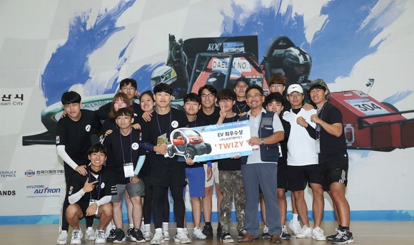 EV 부문 최우수상을 차지한 서울과학기술대학교 MIP팀에게 트위지를 수여하는 권상순 연구소장의 모습. ⓒ 르노삼성자동차