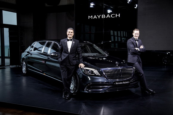 더 뉴 메르세데스-마이바흐 S 650 풀만과 메르세데스-벤츠 코리아 디미트리스 실라키스 대표이사 사장 및 마크 레인 제품&마케팅 부문 총괄 부사장. ⓒ 메르세데스-벤츠 코리아