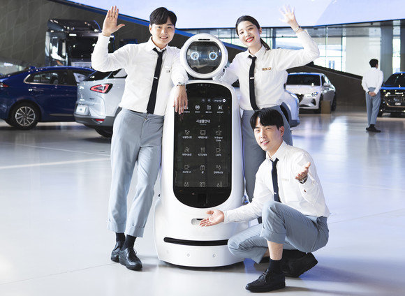 현대차가 고객응대를 위해 도입한 AI 음성 인식 안내로봇. ⓒ 현대자동차