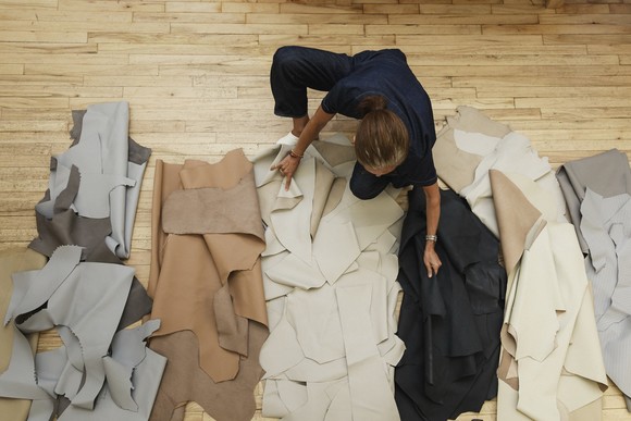 패션 디자이너 마리아 코르네호가 의상 제작에 사용할 자동차 시트 폐가죽을 고르고 있는 모습. ⓒ 현대자동차