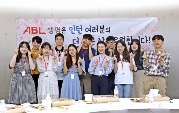 ABL생명의 취준생 응원 바이럴 영상에 참여한 ABL생명 하계 인턴들이 영상 촬영 후 기념사진을 촬영하고 있다. ABL생명은 이 영상을 28일 자사 유튜브 채널에 공개했다. ⓒ ABL생명