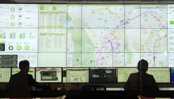 CJ대한통운 종합상황실에서 근무자들이 전국 물동량 상황을 파악하고 있다. ⓒ CJ대한통운