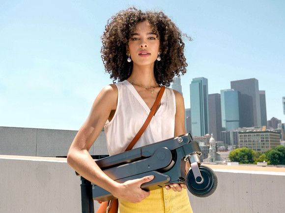 자동차 빌트인 타입 전동 스쿠터는 3단으로 접히는 독창적인 디자인이 적용됐다. ⓒ 현대자동차