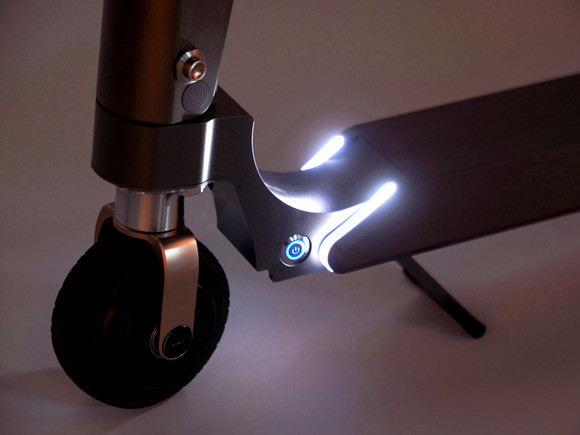 전면부에 배치된 두 개의 곡선형 LED 헤드라이트를 통해 스타일리시한 느낌을 더했다. ⓒ 현대자동차