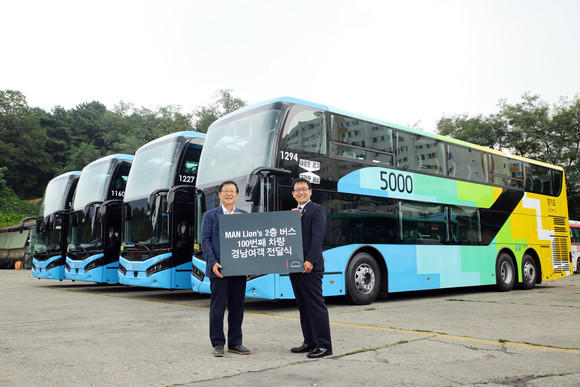 만트럭버스코리아의 100호 이층버스는 MAN 라이온스 2층버스 모델이다. ⓒ 만트럭버스코리아