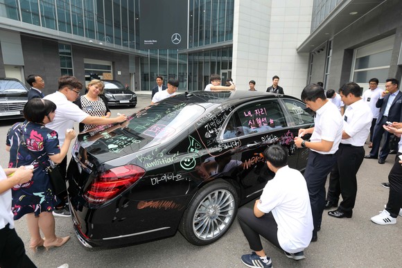 메르세데스-마이바흐 S클래스 차량에 아우스빌둥에 임하는 포부를 적는 교육생들. ⓒ 메르세데스-벤츠 코리아