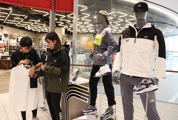 올 가을 패션은 기능성이 뛰어난 아웃도어의 장점을 살린 스포티 룩이 인기를 모을 전망이다. ⓒ 신세계 센텀시티.