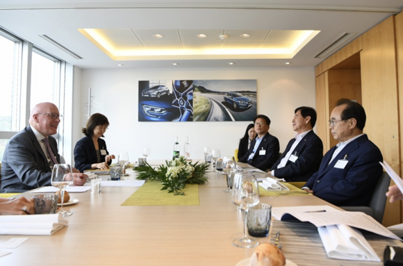 오거돈 부산시장이 유럽 순방길에 프랑스 파리 르노그룹 본사를 방문해 파스칼 펜텐 아시아·아프리카·중동 제조총괄에게 부산공장 신규물량 배정을 요청하고 있다. ⓒ 부산시
