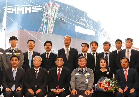 유니버설 빅터호 명명 취항식에서 앞줄 좌측 3번째부터 배재훈 현대상선 사장, 이성근 대우조선해양 사장, 이미경 여사(이영환 GS칼텍스 부사장 배우자), 이영환 GS칼텍스 부사장이 기념촬영을 하고 있다. ⓒ 현대상선