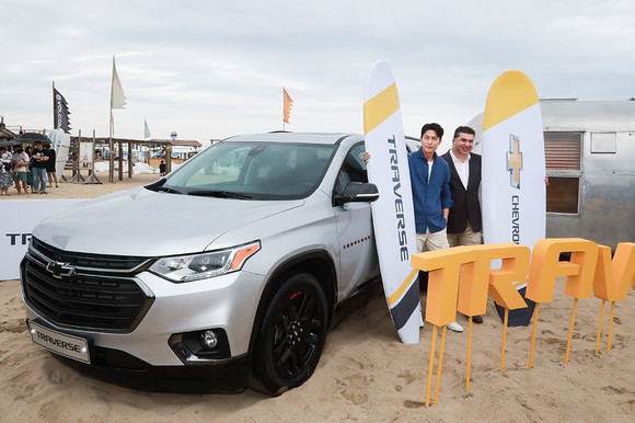 왼쪽부터 트래버스 광고모델 정우성과 한국GM 카허 카젬 사장. ⓒ 한국GM