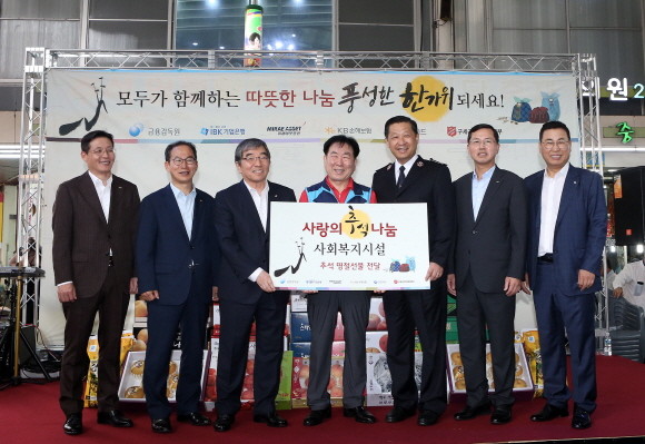 추석을 앞두고 5일 남구로시장을 방문한 (좌측부터) 허선호 미래에셋대우 경영지원부문 대표, 양종희 KB손해보험 사장, 윤석헌 금융감독원장, 이희술 남구로시장 상인회장, 김필수 한국구세군 사령관, 임영진 신한카드 사장, 김창호 IBK 기업은행 소비자브랜드그룹 부행장 ⓒ 금융감독원