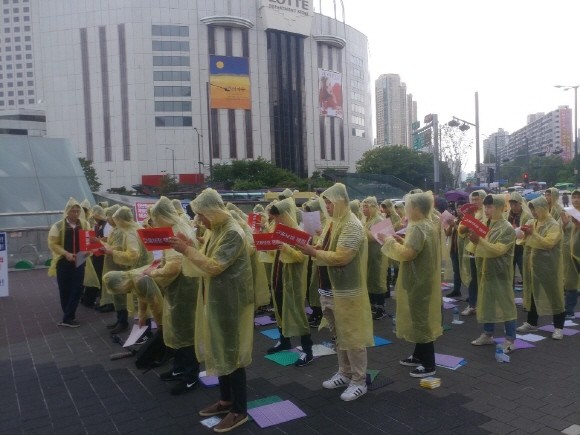 전국사무금융서비스노동조합 롯데카드지부는 지난 4일 비가 오는 날씨 속에서도 '고용안정 쟁취와 매각에 따른 합당한 보상을 위한 투쟁선포식'을 잠실 롯데타워 롯데몰 앞에서 개최했다. = 박기훈 기자