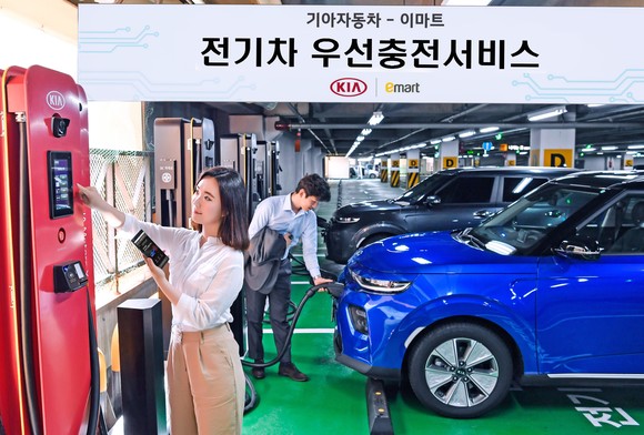 기아차가 이마트 및 에스트래픽과 손잡고 '전기차 우선충전서비스'를 시행한다. ⓒ 기아자동차
