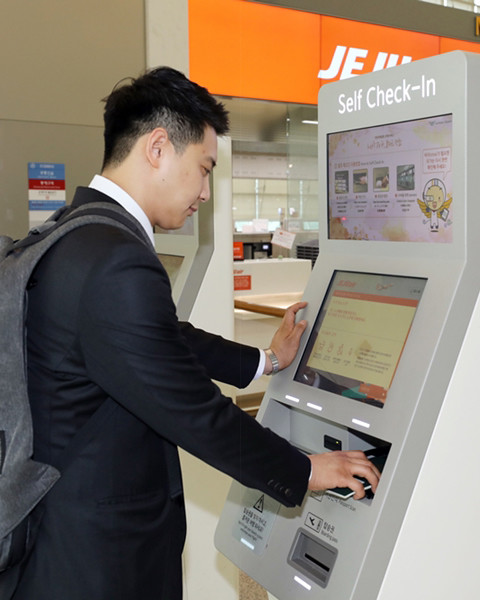 제주항공이 국내선 스마트체크인 이용률을 집계한 결과 이용객의 76.6%가 스마트체크인을 통해 탑승수속을 마친 것으로 나타났다. ⓒ 제주항공