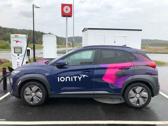 독일 뮌헨 인근에 위치한 아이오니티 충전소에서 현대차 코나 일렉트릭을 충전하고 있는 모습.