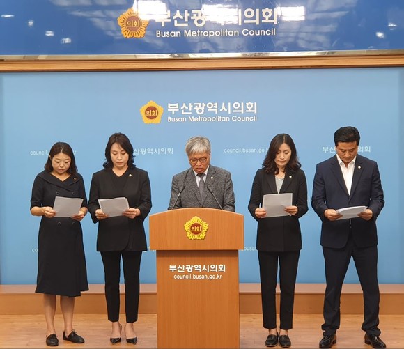 황운철 기장군의회 의장 등 의원 4명은 9일 부산광역시의회 브리핑룸에서 기자회견을 열어, 기장군이 특정업체에 수의계약으로 일감을 몰아주었다고 주장하고 있다. ⓒ 프라임경제.