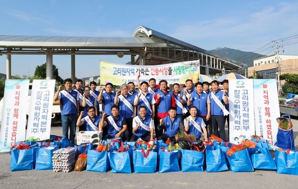 한국수력원자력㈜ 고리원자력본부는 9일 부산시 기장군 장안읍 좌천시장에서 '추석맞이 전통시장 장보기 행사'를 열었다. 이날 구입한 물품은 주변 지역 기초생활수급자와 복지사각지대의 어려운 이웃들에게 전달됐다. ⓒ 고리원자력본부.