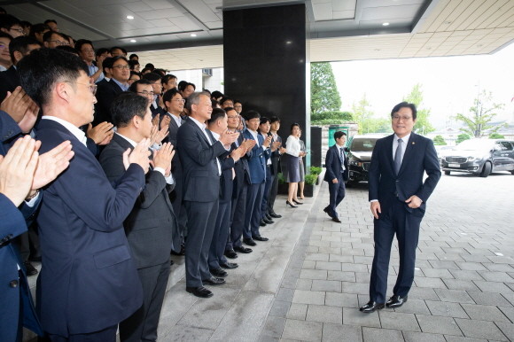 9일 금융위원회 직원들이 떠나는 최종구 금융위원장에게 박수를 치고 있다 ⓒ 금융위원회