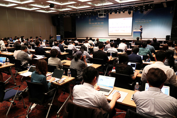 지난해 열린 제3회 국제운송물류혁신포럼에서 참석자들이 강연을 경청하고 있는 모습. ⓒ 메트로경제