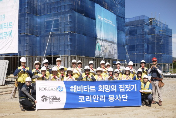 '코리안리 희망의 집짓기 봉사단'은 9월 17일부터 1박 2일간 천안시 목천읍 동리에서 사회공헌활동을 진행했다. 앞줄 한가운데가 코리안리 원종규 사장. ⓒ 코리안리재보험