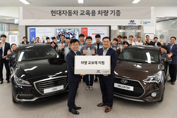 한국폴리텍대학 화성캠퍼스 정인학 학장(왼쪽), 현대차 김한진 경기남부지역본부장(오른쪽)이 참석한 가운데 한국폴리텍대학 화성캠퍼스에서 정비교육용 차량 교보재 기증식을 진행했다. ⓒ 현대자동차
