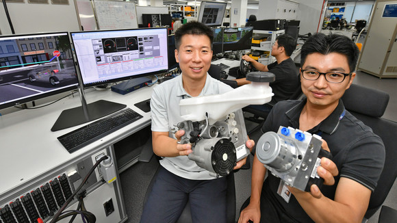 양산 사례가 없는 신개념 제동장치를 개발한 현대모비스 연구원들이 리던던시 브레이크 시스템을 선보이고 있다. ⓒ 현대모비스