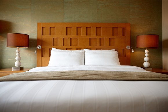 해피 선데이 기본형 특전으로 제공하는 프리미어 룸 내부. ⓒ 부산롯데호텔