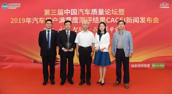 왼쪽부터 중국질량협회 리가오슈아이 부비서장, 북경현대 롱우쥔 부장, 중국질량협회 지아푸싱 회장, 북경현대 치샤후이 실장, 북경현대 오준연 상무. ⓒ 현대자동차