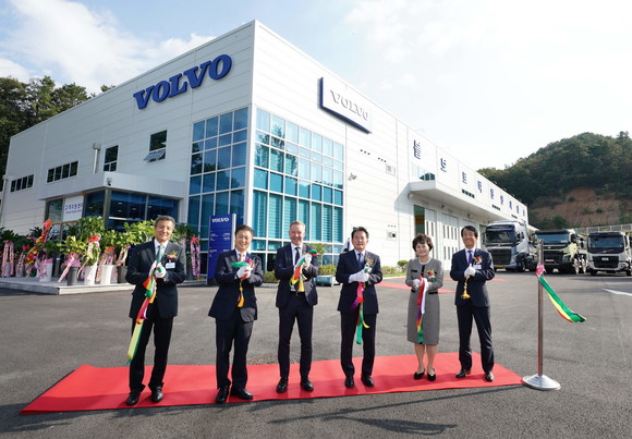 볼보트럭코리아 관계자들과 천안사업소의 개소를 축하하고 있는 모습. ⓒ 볼보트럭코리아