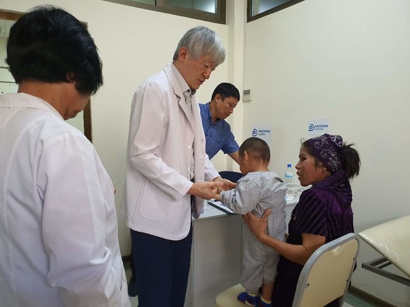 박경환 대동병원 병원장이 우즈베키스탄에서 의료봉사에 나섰다. ⓒ 대동병원