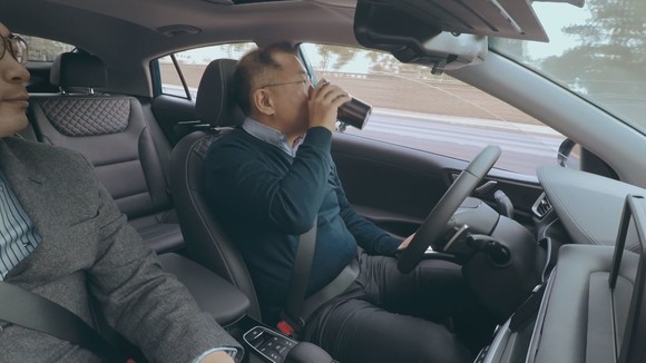 지난 2017년 CES 당시 라스베이거스에서 현대차그룹 정의선 수석부회장이 아이오닉 자율주행에 탑승, 성능을 점검하고 있는 모습. ⓒ 현대자동차그룹