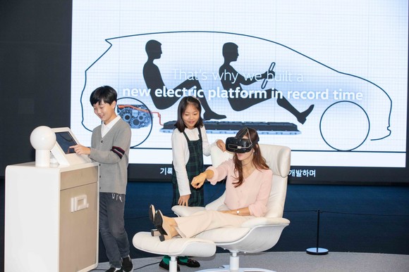 4층 전시장에서 폭스바겐 전기 콘셉트카 ID.의 자율주행 VR을 체험하고 있다. ⓒ 아우디폭스바겐코리아