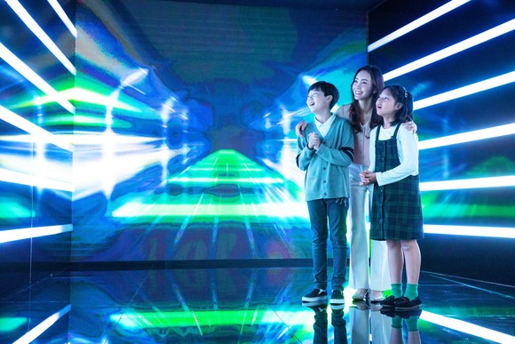 3층 전시장에는 아우디 콘셉트카 AI:ME 전기차가 미래에서 현재로 넘어가는 장면을 빛과 사운드로 연출했다. ⓒ 아우디폭스바겐코리아