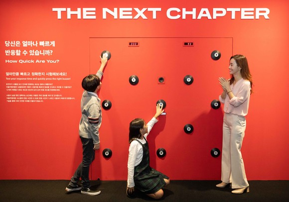 2층 전시장에 마련된 리액션 월(Reaction Wall)에서 자율주행차에 탑재되는 센서의 감지력을 관람객들이 게임으로 즐겁게 체험하고 있다. ⓒ 아우디폭스바겐코리아