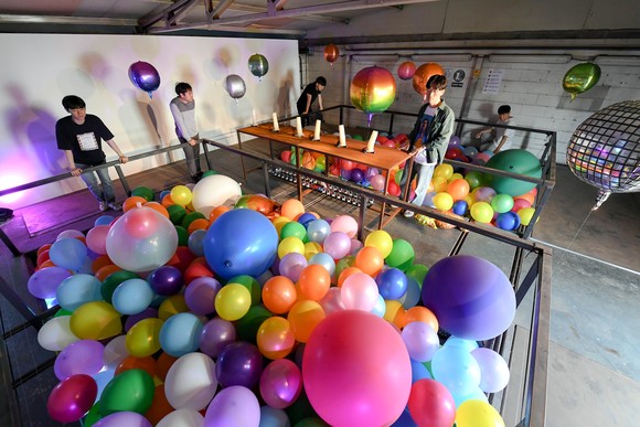 관람객들이 제로원 랩의 일원으로 활동 중인 현박씨의 작품 '부풀어오른 물체에 대한 연구' 를 감상하고 있다. ⓒ 현대자동차그룹